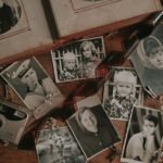 Stare rodzinne fotografie i aparat na drewnianym stole