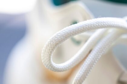 zbliżenie na ochronną plastikową końcówkę sznurowadła jako wizualna metafora telomerów chroniących końce chromosomów