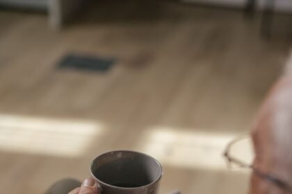 trening pamięci, starszy mężczyzna rozwiązuje krzyżówkę i trzymający kubek kawy jako trening pamięci i mózgu